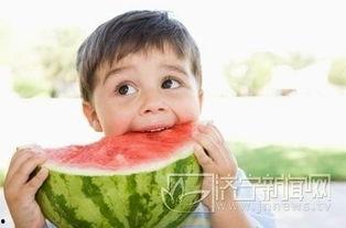 吃瓜吃的有头有尾的说说,从好奇围观到深度剖析的全程记录