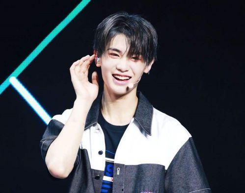 黄明昊在线吃瓜,揭秘娱乐圈幕后故事