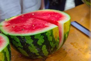 大山村吃瓜,瓜香四溢，共享丰收喜悦