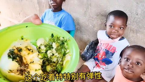 非洲小孩吃瓜照片,展现纯真童趣
