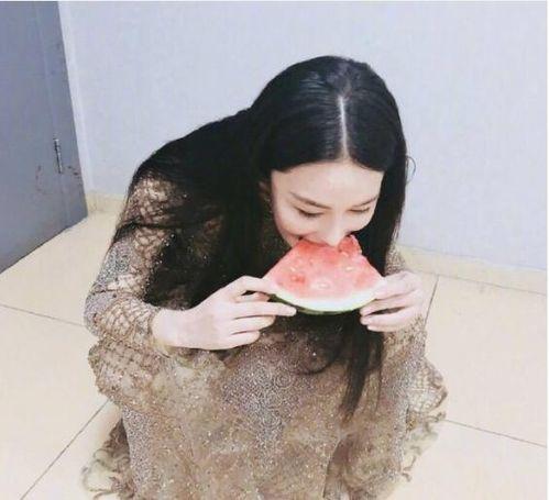 蹲着吃瓜的头像女生,邂逅瓜界女神  第2张