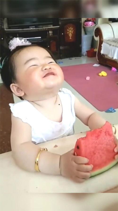 没长牙宝宝吃瓜  第2张