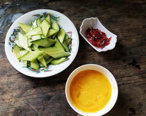 阿姨端碗吃瓜图片,夏日街头一景