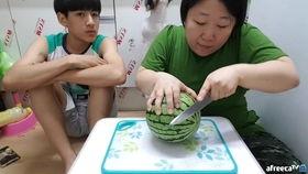 海角母子吃瓜,温馨时光定格永恒  第1张